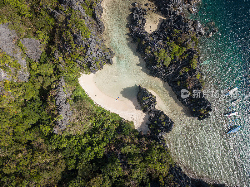 无人机拍摄的鸟瞰田园诗般的岛屿和泻湖在菲律宾与纯净的水和绿松石色;在El Nido, Palawan拍摄的旅游度假目的地概念。